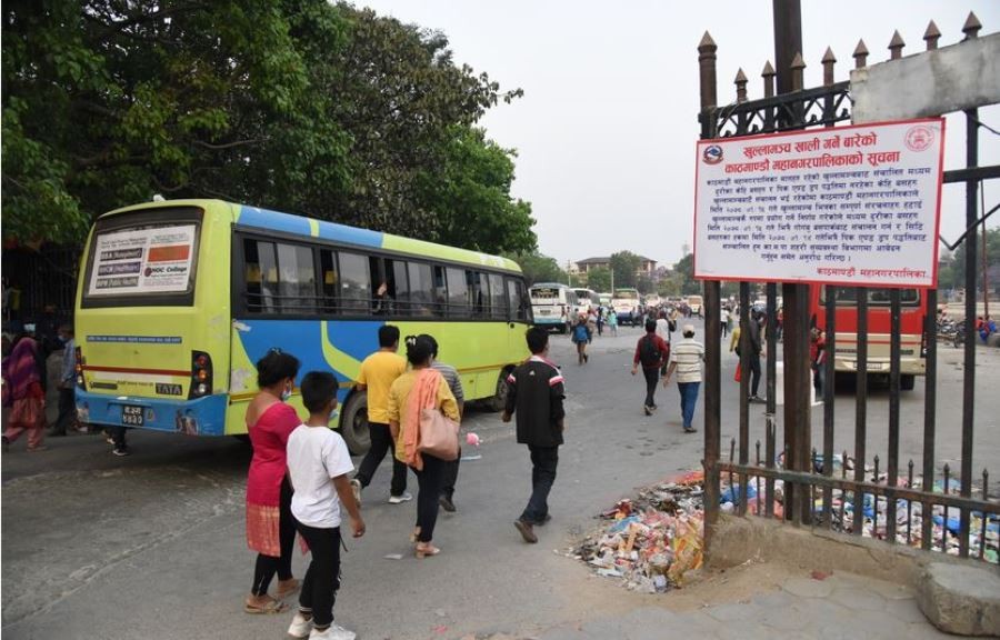 ५ वर्षपछि खुलामञ्चको बसपार्कमा लाग्यो फलामको बार 
