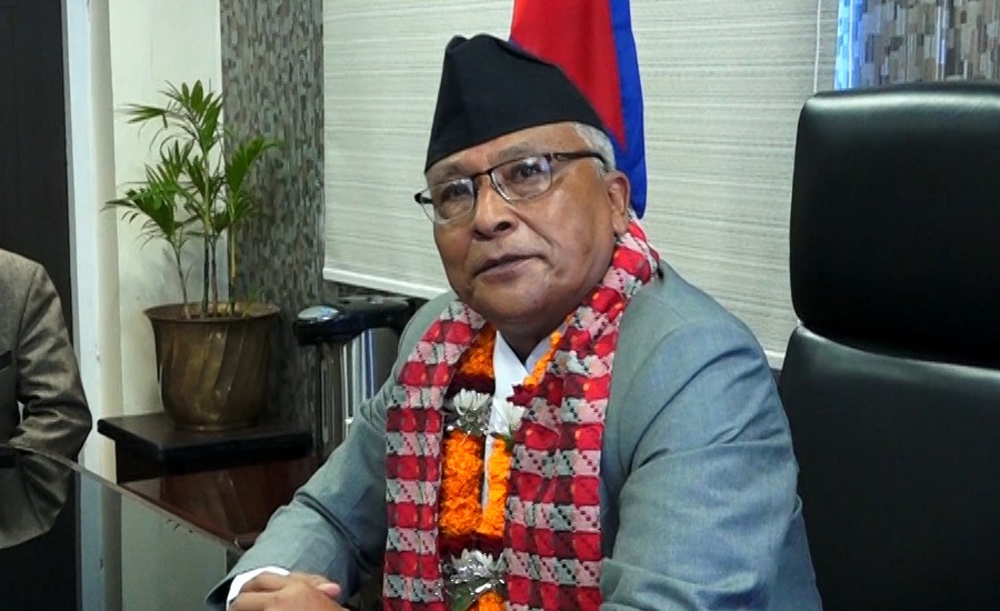 किताबको कभरमै पुरानो नक्सा छापेपछि शिक्षामन्त्री रुष्ट, जफत गर्न निर्देशन