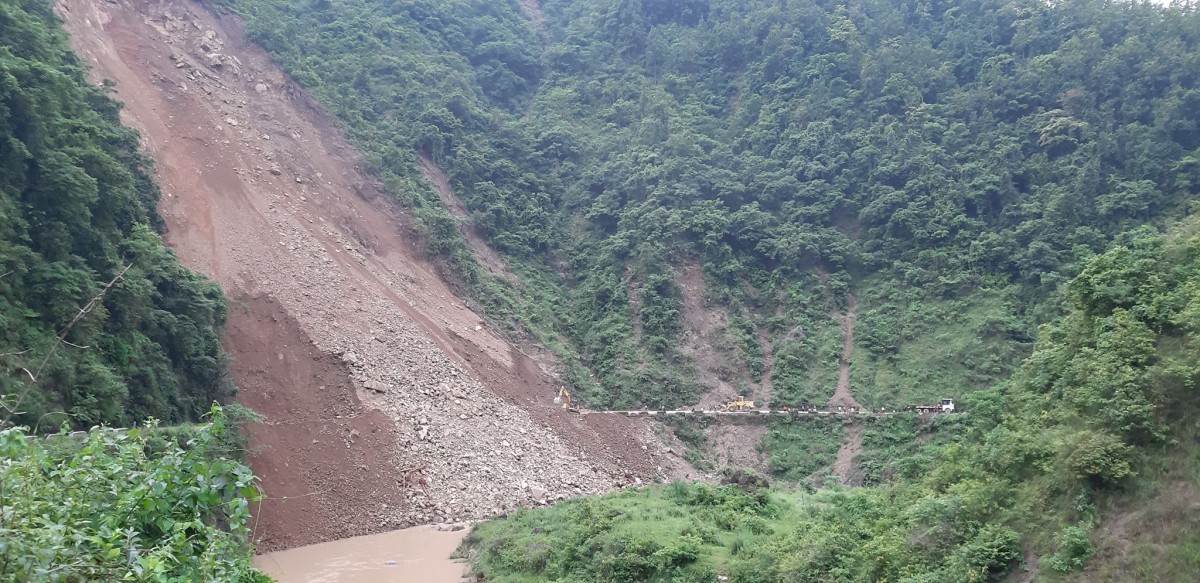मध्यपहाडी(पुष्पलाल)राजमार्गको बागलुङ खण्ड अवरुद्ध 