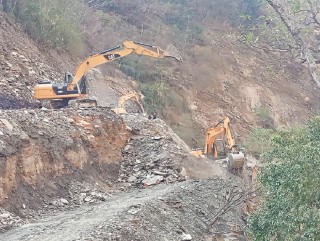 बेनी–जोमसोम सडक दश दिनदेखि अवरुद्ध, आयोजनाका प्रतिनिधि प्रहरी खोरमा 