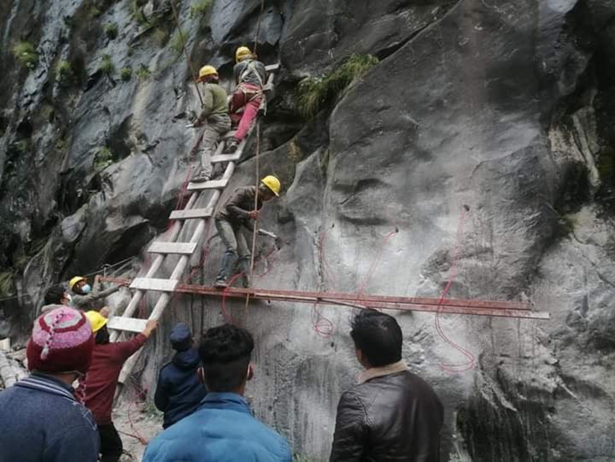तलेखु–भ्राताङ भीरमा नयाँ ट्रयाक खोल्दै सेना 