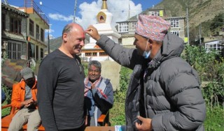 अन्नपूर्ण पदमार्गमा आएका पर्यटकलाई व्यवसायीले गरे मनाङमा भव्य स्वागत
