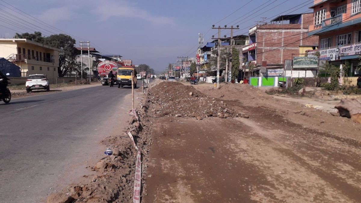 गोदावरी सडकमा कालोपत्र सुरु