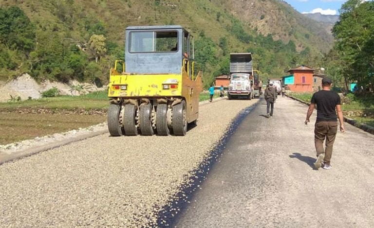 मध्यपहाडी लोकमार्गको १६ किलोमिटर मात्रै कालोपत्र