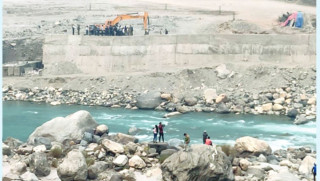 महाकालीमा एकतर्फीरूपमा तटबन्ध बनाउँदै भारत