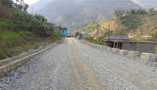 सेखुवा–चखेवाभञ्ज्याङ सडकमा गुणस्तरहीन निर्माण सामग्री प्रयोग