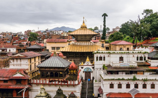 साउनको दोस्रो सोमबार स् पशुपतिनाथमा बिहानैदेखि भक्तजनको लर्को