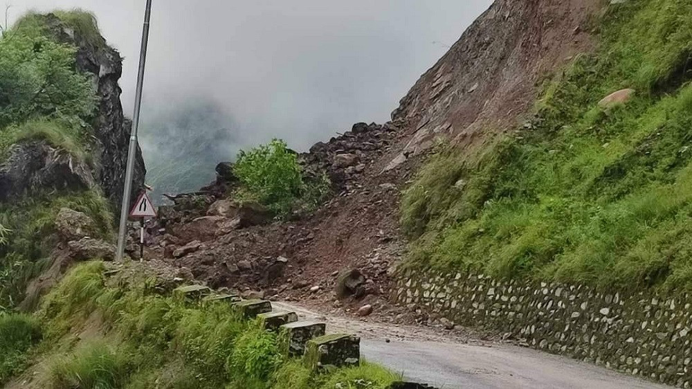 पहिरो खस्दा महाकाली राजमार्ग अवरुद्ध