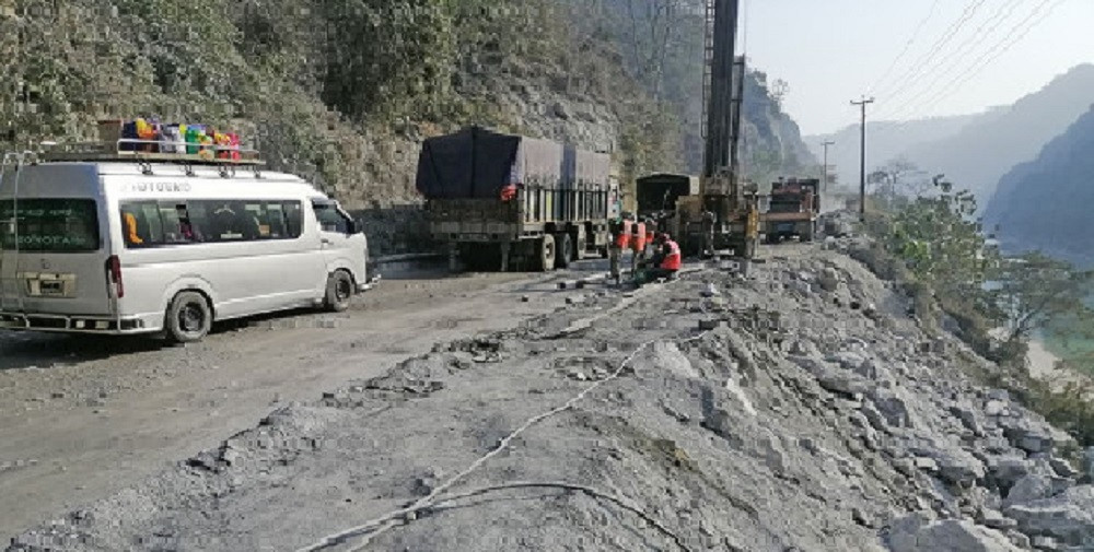 ट्रक पल्टिँदा अवरुद्ध नारायणगढ–मुग्लिन सडक एकतर्फि खुला