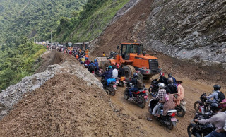 सुक्खा पहिरोका कारण नारायणगढ–मुग्लिन सडक एकतर्फी सञ्चालनमा