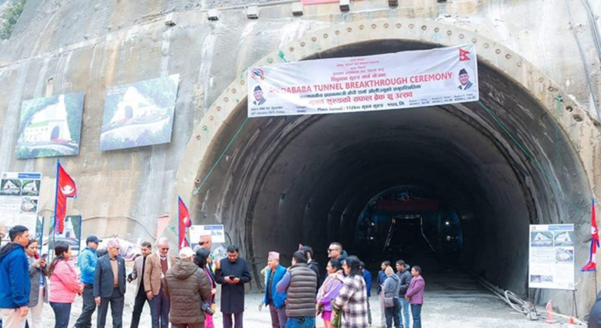प्रधानमन्त्री ओलीद्वारा बालुवाटारबाटै सिद्धबाबा सुरुङमार्गको मुख्य टनेल 'ब्रेक थ्रु'