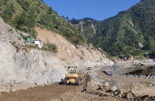 क्षतिग्रस्त बिपी राजमार्गको मर्मत सुरु, वर्षायाममा यातायात अवरुद्ध हुन नदिने लक्ष्य