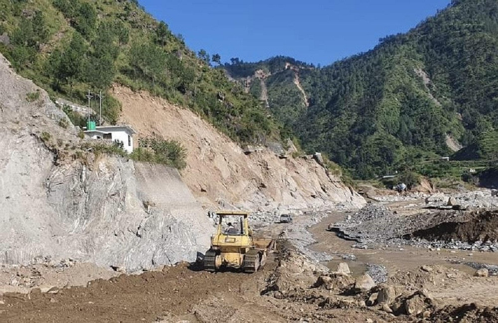 क्षतिग्रस्त बिपी राजमार्गको मर्मत सुरु, वर्षायाममा यातायात अवरुद्ध हुन नदिने लक्ष्य
