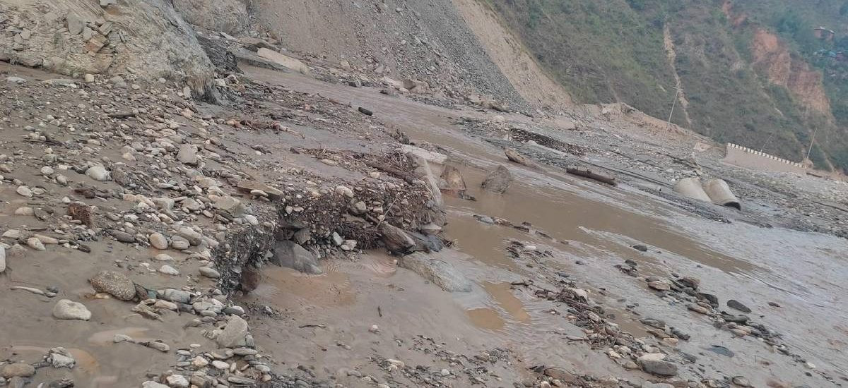 आठ घण्टादेखि बिपी राजमार्ग अवरुद्ध, बेपत्ता महिलाको खोजी जारी