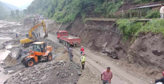 मेची राजमार्ग र मेची करिडोरमा यातायात सञ्चालनमा रोक