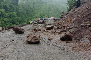 कर्णाली राजमार्ग अवरुद्ध, साढे दुई करोडको स्याउ बाटोमै