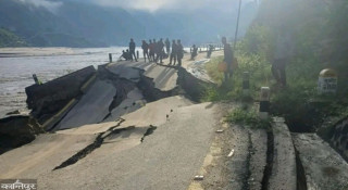 बाढीपहिरोले प्रमुख दश राजमार्ग पूर्ण रूपमा अवरुद्ध