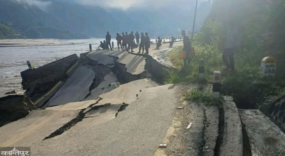 बाढीपहिरोले प्रमुख दश राजमार्ग पूर्ण रूपमा अवरुद्ध