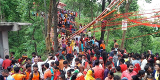 पर्साको दुग्धेश्वनाथ महादेव मन्दिरमा बिहानैदेखि दशनार्थीको भीड