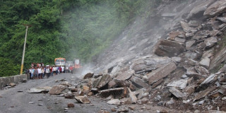 वर्षाका कारण देशभरका चार राजमार्ग अवरुद्ध