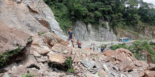 वर्षाका कारण देशभरका आठ राजमार्ग पूर्ण रूपमा अवरुद्ध