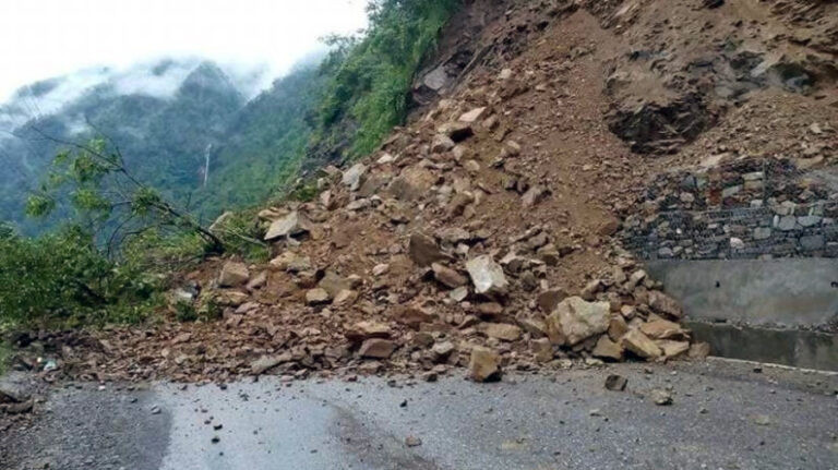 पहिरोले कोदारी राजमार्ग अवरुद्धः छ सय ‘कन्टेनर’ सीमापारि