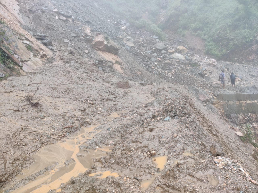 दार्चुला–गोकुेलेश्वर सडक :  पहिराले तेर्छालेक रनेबास  क्षेत्र अवरुद्ध