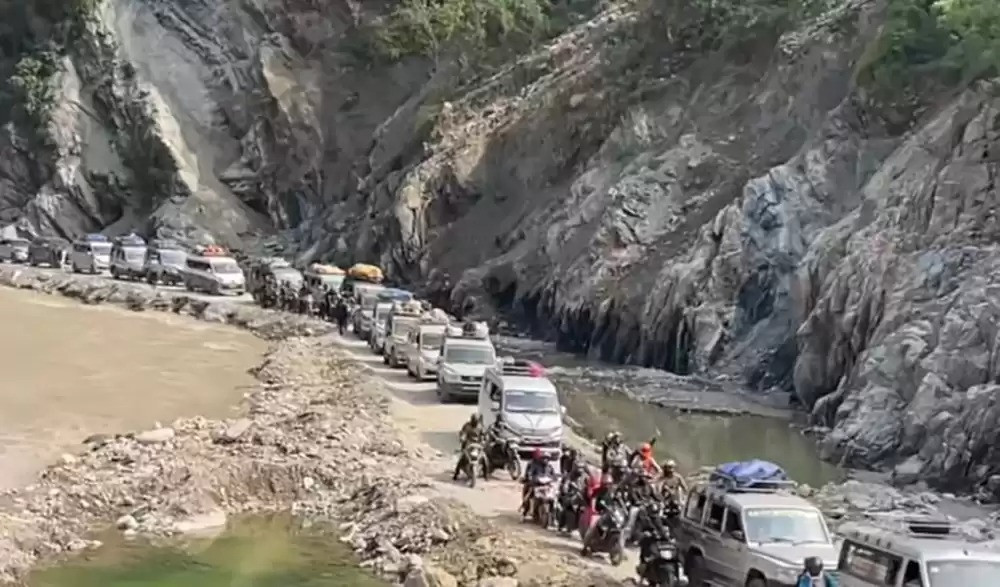 पहिरो र बाढीका कारण देशका विभिन्न राजमार्ग अवरुद्ध