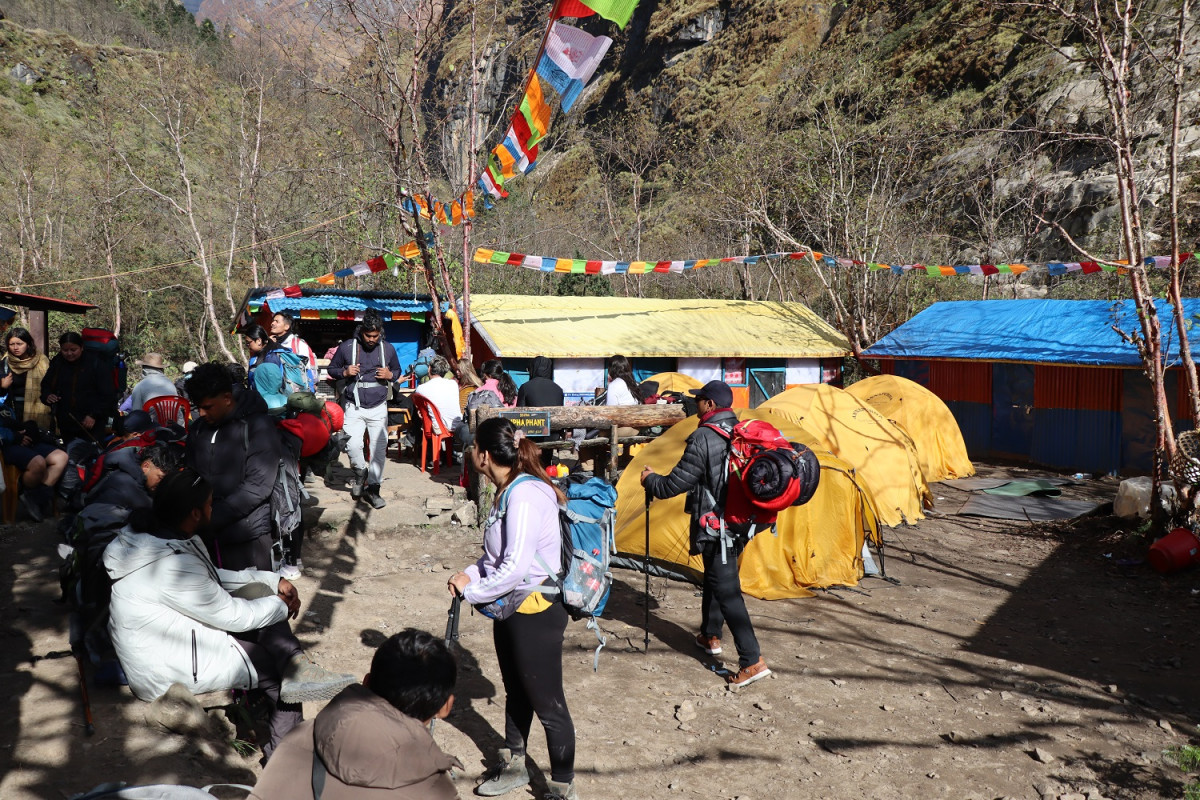 अन्नपूर्ण र मुस्ताङमा पर्यटकको लर्को, व्यवसायी भन्छन् ‘यति धेरै पर्यटक आउलान् भनेर कल्पना गरेका थिएनौँ’