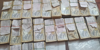 स्रोत नखुलेको  २६ लाखसहित दुई पक्राउ