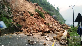 वर्षाका कारण विभिन्न राजमार्ग प्रभावित