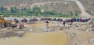 वर्षामा बिपी राजमार्गः अवरुद्ध भए आधा घण्टामै खुलाइने