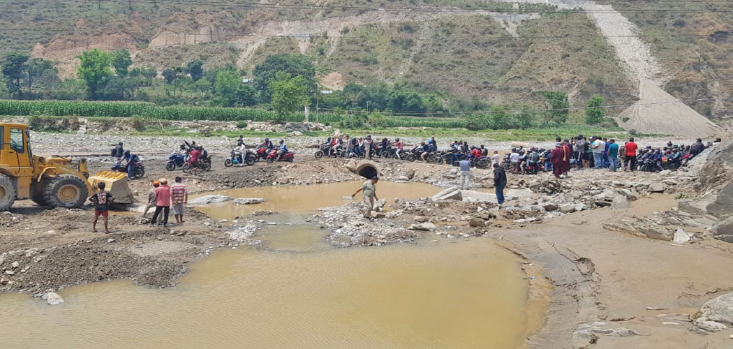 वर्षामा बिपी राजमार्गः अवरुद्ध भए आधा घण्टामै खुलाइने