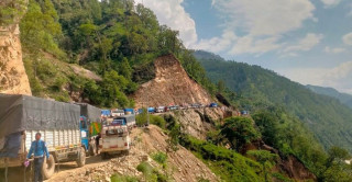 गगनेखोलामा पहिरो जाँदा कर्णाली राजमार्ग अवरुद्ध