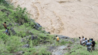कर्णालीमा खसेको गाडीका चालकको शव ९ दिनपछि फेला, दुई जना अझै बेपत्ता