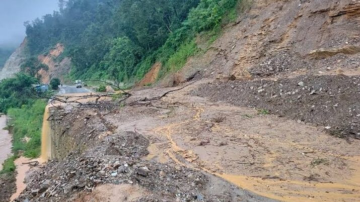 पहिराले विभिन्न  राजमार्गको यातायात सेवा आंशिक प्रभावित