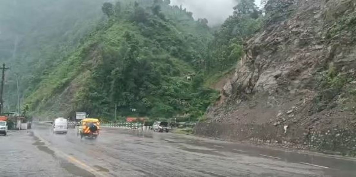 जोगिमाराको पहिरो हटाइएपछि पृथ्वी राजमार्ग सुचारू