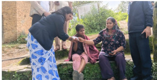 कार्यालय पुग्न नसकेपछि घरमै पुग्यो प्रशासन, अस्मिताले पाइन् नागरिकता