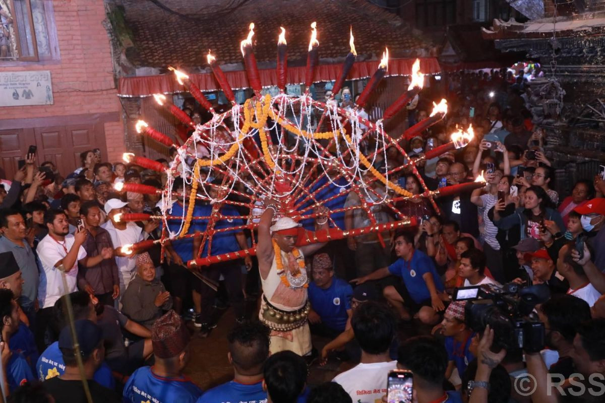 जिब्रो छेड्ने वीरेन्द्र श्रेष्ठलाई दुई लाखसहित सम्मान