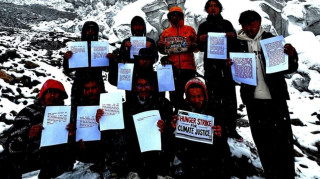 जलवायु परिवर्तनको जोखिम कम गर्न माग राख्दै मनास्लुमा आमरण अनसन