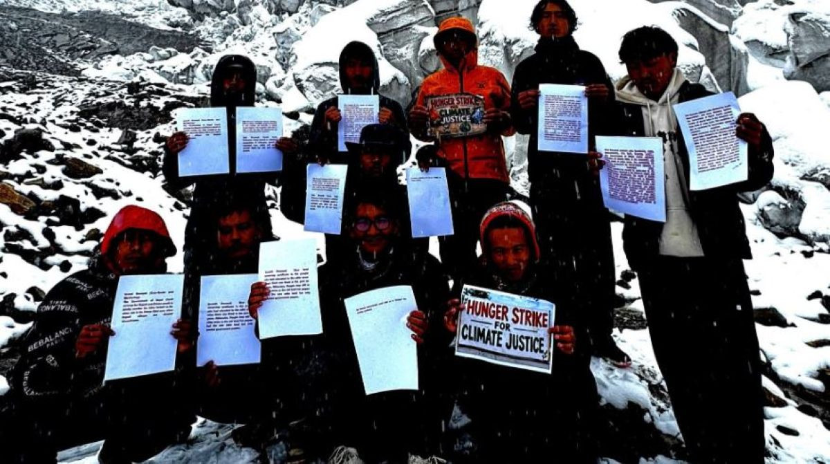 जलवायु परिवर्तनको जोखिम कम गर्न माग राख्दै मनास्लुमा आमरण अनसन