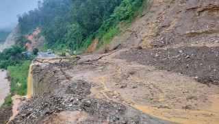 पहिरोले पृथ्वी राजमार्ग र कान्तिलोकपथ अवरुद्ध