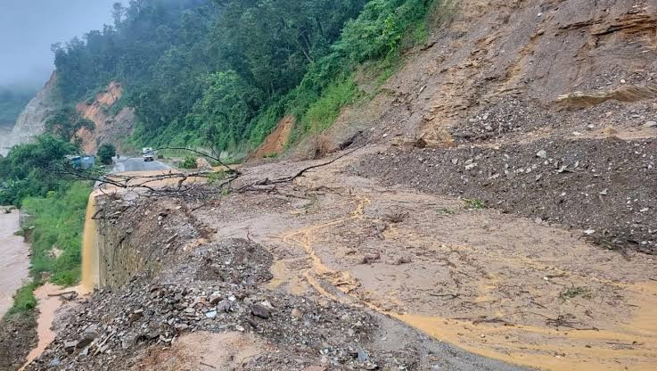 कान्ति लोकपथको पहिरो हटाइयो, राति भने सवारी चलाउन रोक