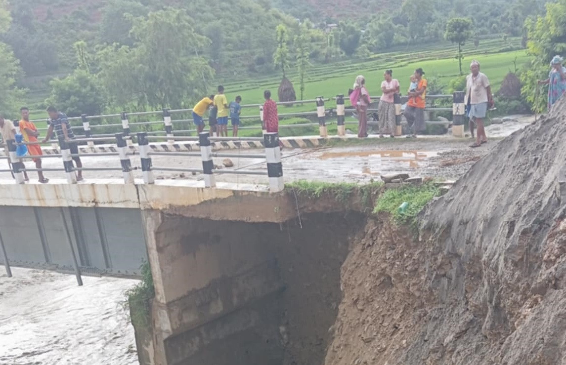 पुल बगाएपछि मुस्ताङ यातायात सम्पर्कविहिन