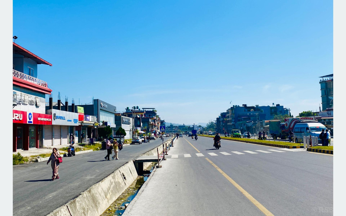 पोखरामा जीर्ण पोल र गुजुल्टिएका तार हटाएपछि फर्किएको सौन्दर्य